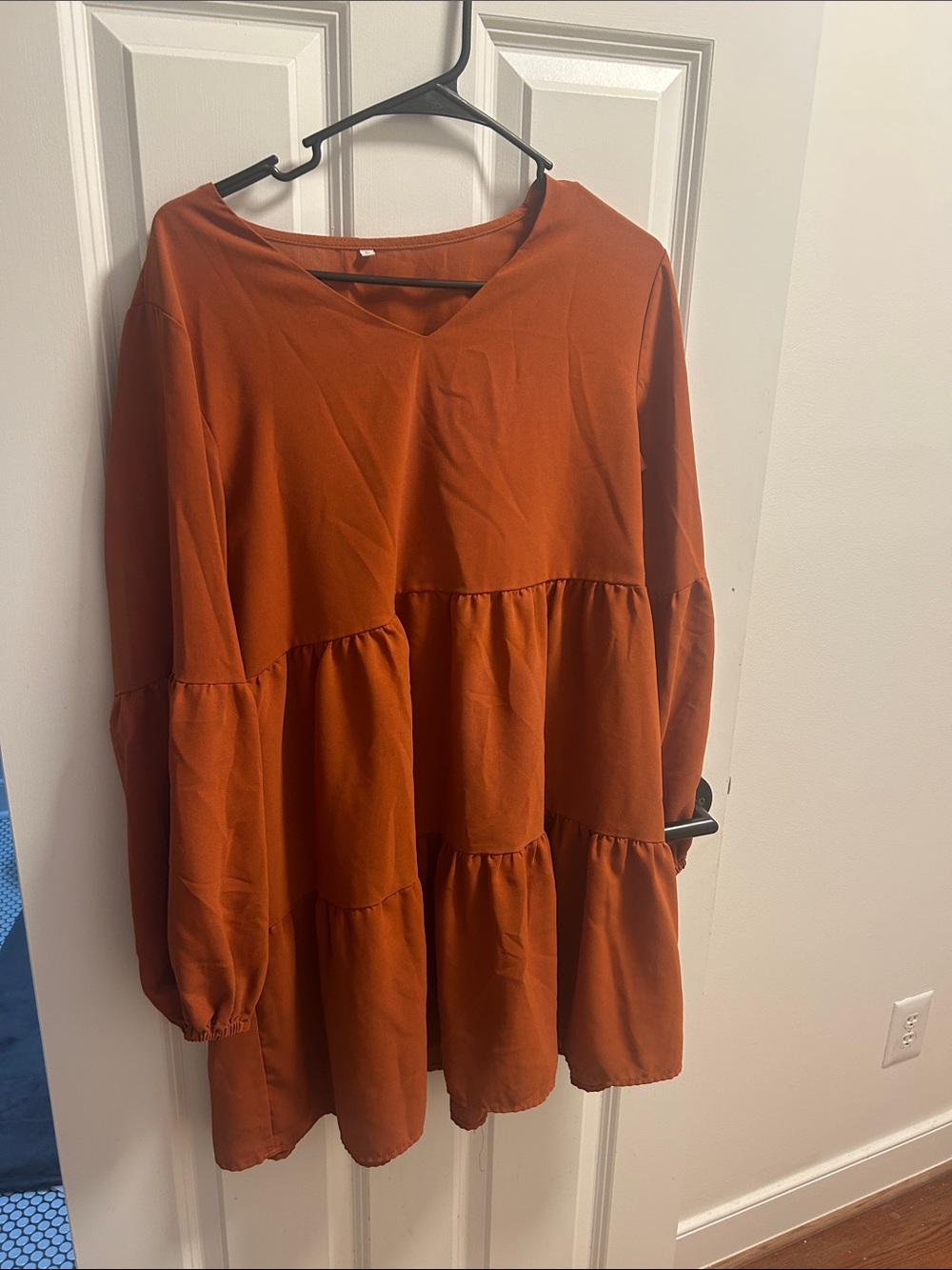 Women's Rust Tiered V-Neck Long Sleeve Top